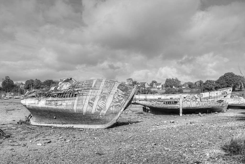HDR Cimetiere a bateaux B&W scheepskerkhof scheepswrakken scheepswrak urbex quelmer rance bretagne frankrijk kerkhof schip schepen boot boten graffiti strand zwart wit foto